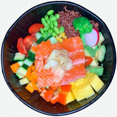 25 Poke Bowl – Lachs <!--Poke Bowl - Lachs - alle Poke Bowl Gerichte werden mit rotem Reis, Broccoli, Zucchini, Karotten, Gurken, Avocado, rotem Paprika, Tomaten, Mais und Salat zubereitet, sowie mit einer Soße nach Wahl serviert -->