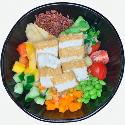 20. Poke Bowl – Tofu <!--Poke Bowl - Tofu - alle Poke Bowl Gerichte werden mit rotem Reis, Broccoli, Zucchini, Karotten, Gurken, Avocado, rotem Paprika, Tomaten, Mais und Salat zubereitet, sowie mit einer Soße nach Wahl serviert -->
